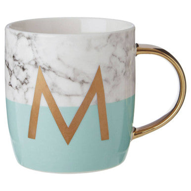 Marble-patterned mug with a gold letter &