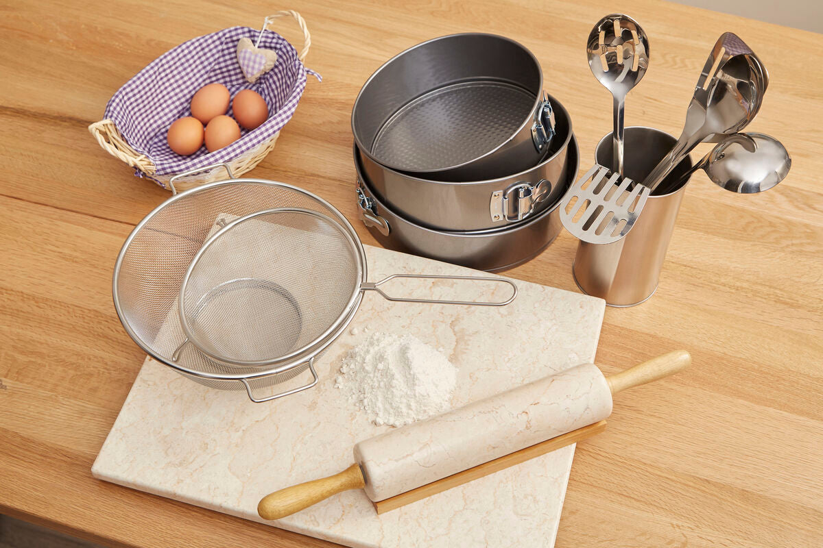 Set of 3 Spring Form Round Cake Tins | Mari