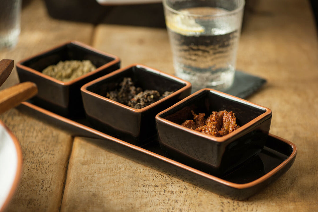 Calisto Terracotta Set Of 3 Dip Bowls With Tray In Black