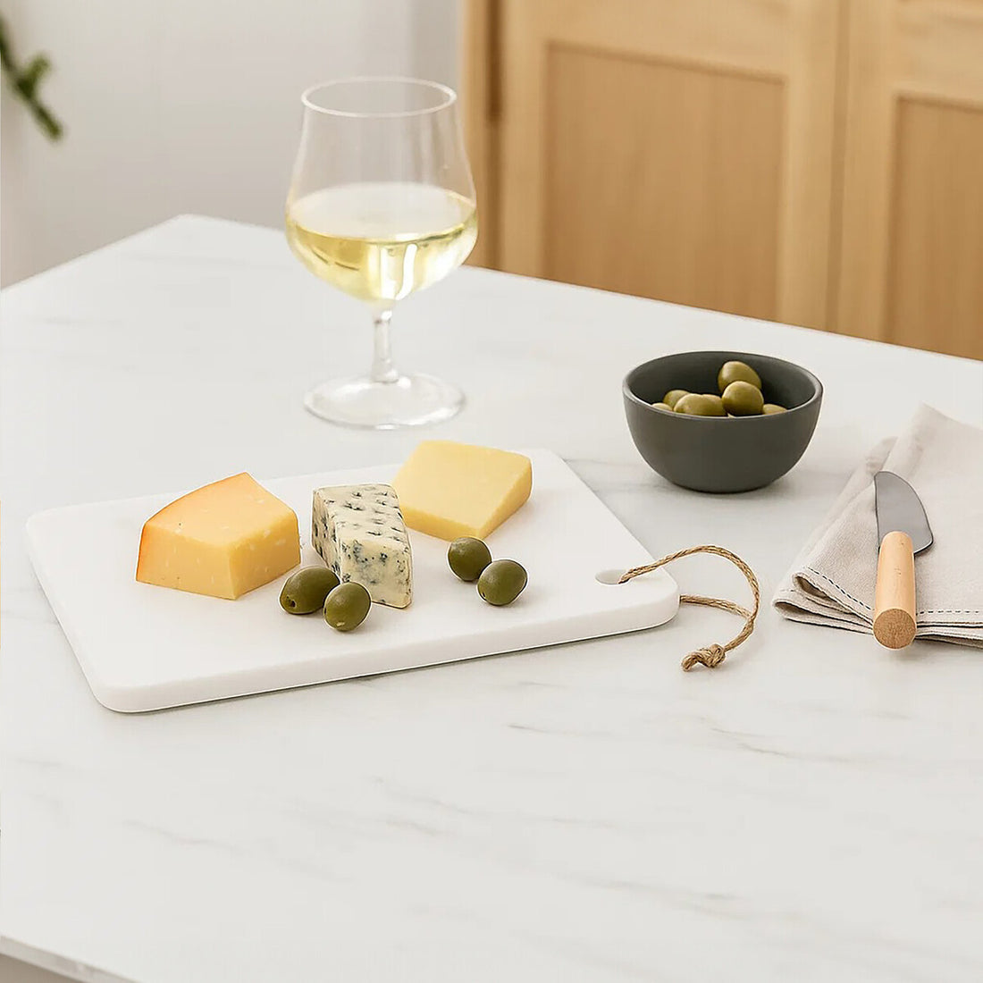 Kindia White Marble Chopping and Serving Board with Hanging Loop - Image 12