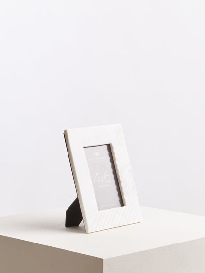 Oxana Small Ribbed White Marble 4In X 6In Photo Frame - Image 3