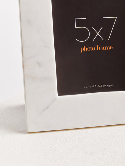 Oxana Large Ribbed White Marble 5In X 7In Photo Frame