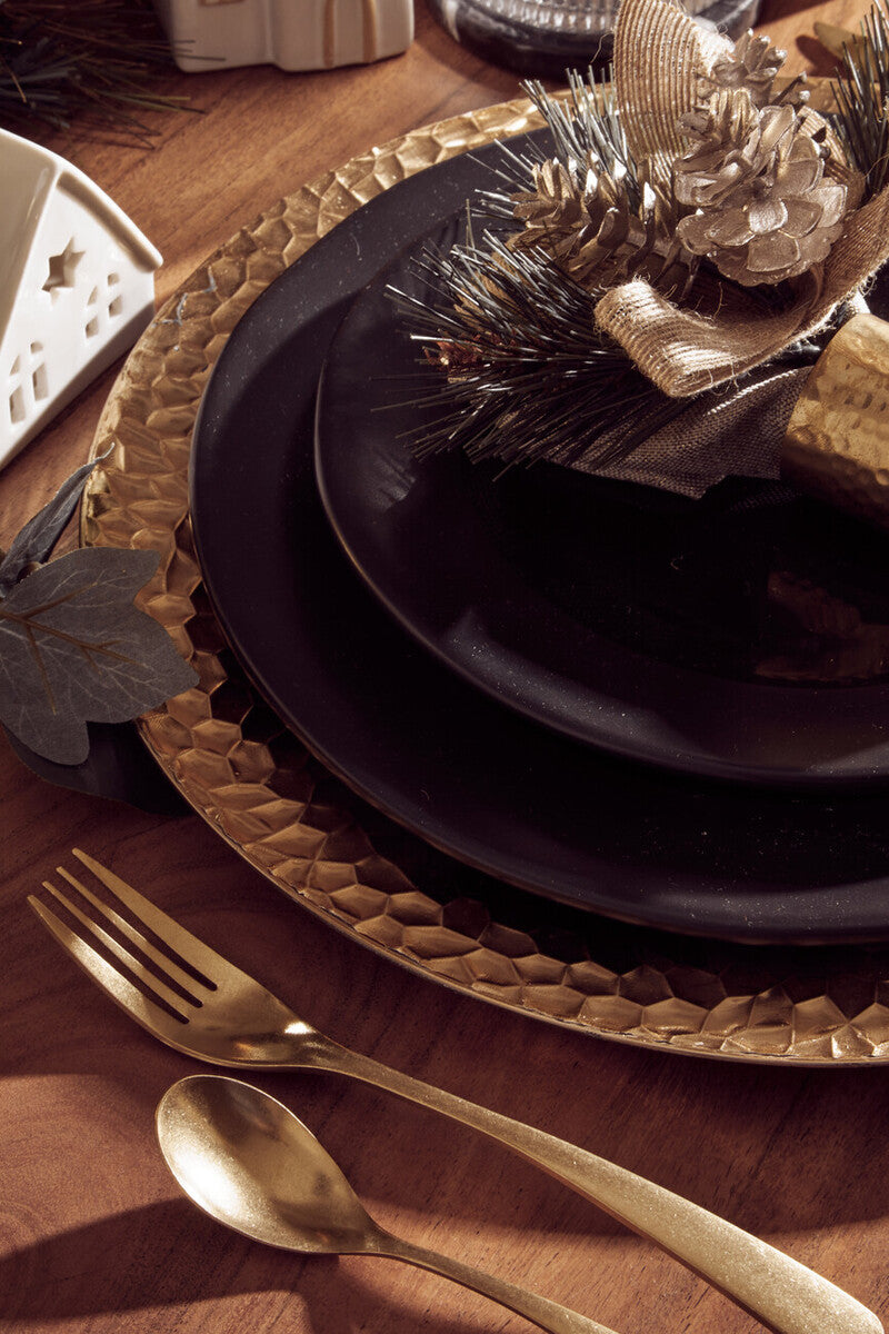 Set of Four 33cm Dia Gold Charger Plates with Hammered Rims - Image 7