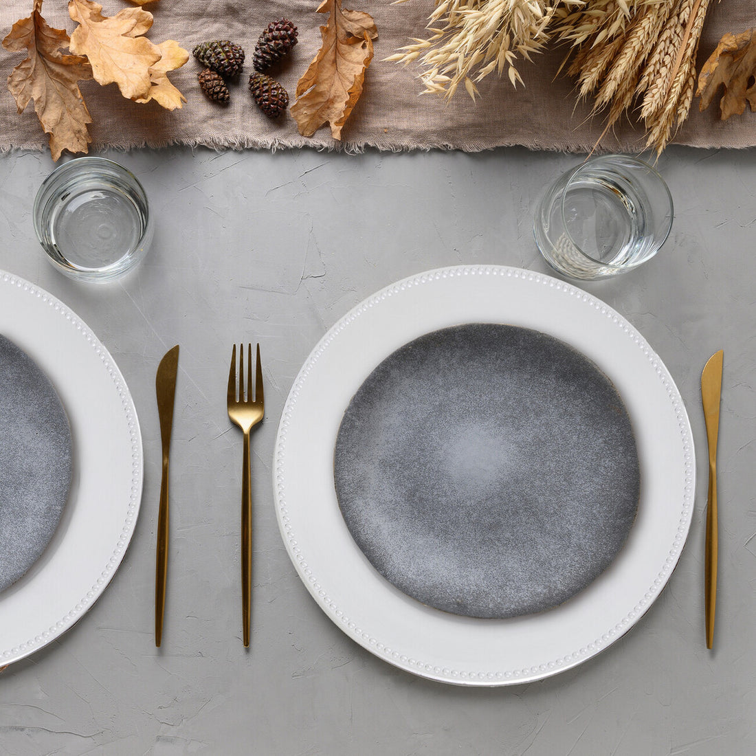 Set of Four 33cm Dia Silver Finish Dotted Charger Plates - Image 3